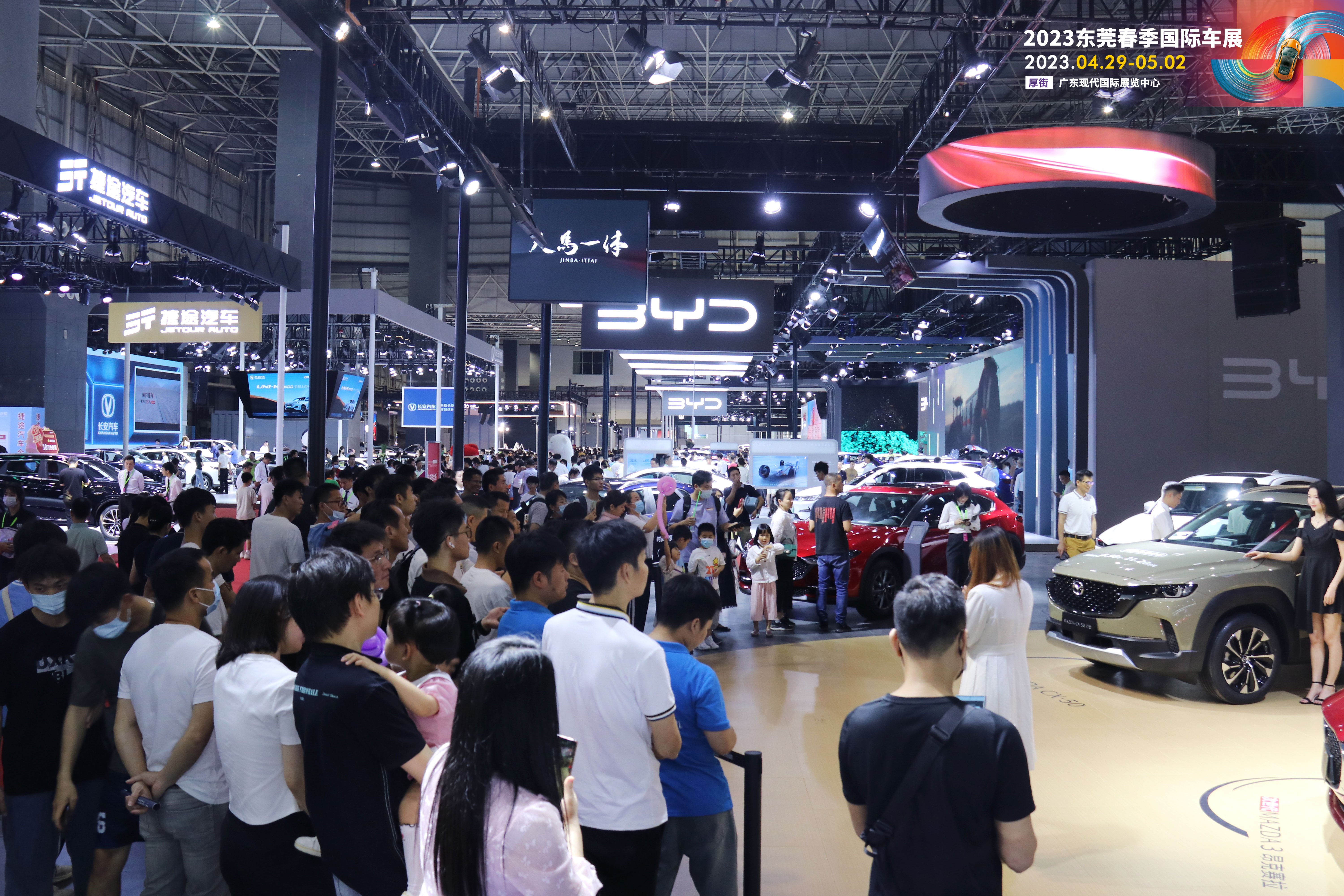 車展開幕首日萬(wàn)人涌入 五一玩轉(zhuǎn)車展